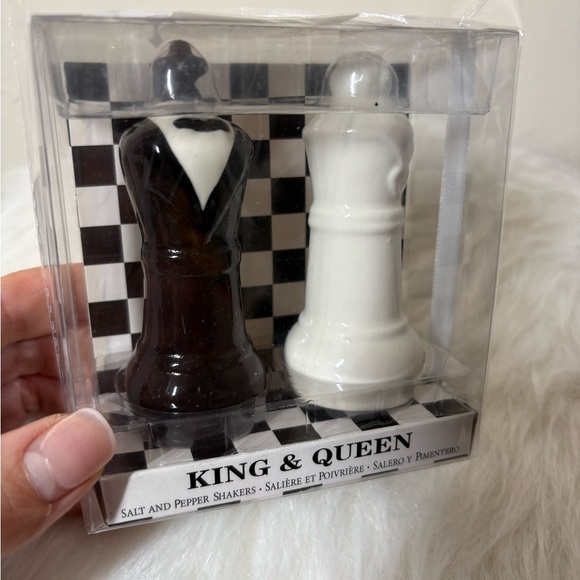 King & Queen Chess Piece Salt and Pepper Shakers - Black & White - Picture 5 of 8